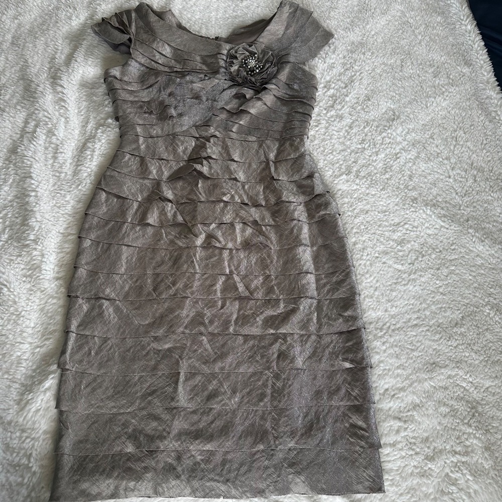 London Times Silver Metallic Tiered Ruffle Sheath Dress Size 8 Floral Brooch Eve